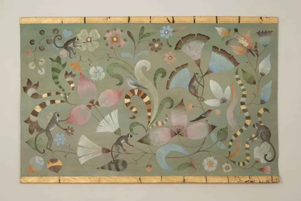 Toile peinte à décor de lémuriens, oiseaux et fleurs. Contemporain.