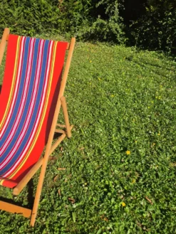 Transat chilienne vintage bois et toile a rayures rouge bleu jaune