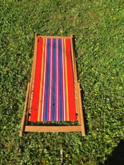 Transat chilienne vintage bois et toile a rayures rouge bleu jaune