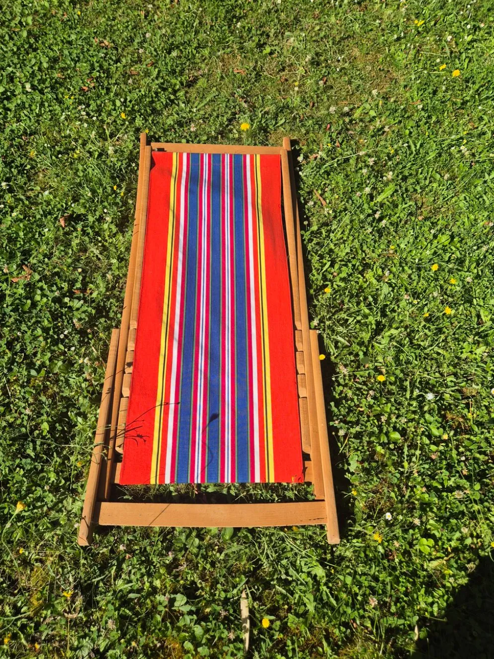Transat chilienne vintage bois et toile a rayures rouge bleu jaune