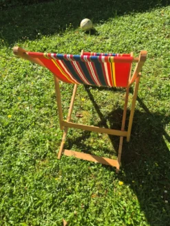 Transat chilienne vintage bois et toile a rayures rouge bleu jaune