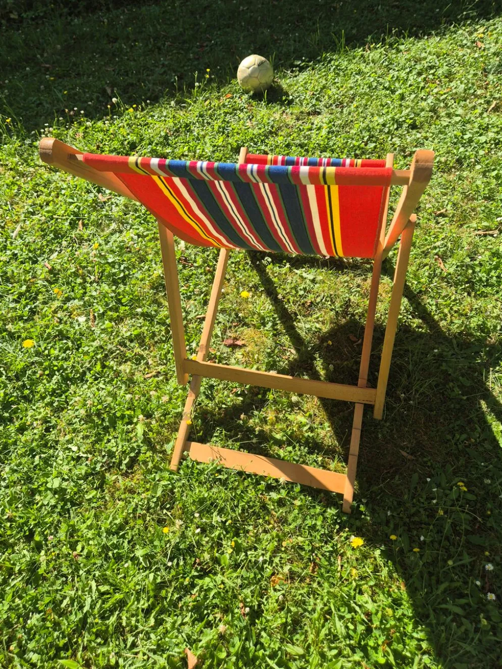 Transat chilienne vintage bois et toile a rayures rouge bleu jaune