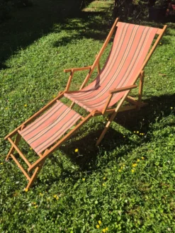 transat chilienne vintage bois et toile a rayures avec repose pied