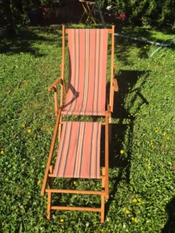 transat chilienne vintage bois et toile a rayures avec repose pied
