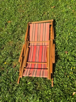 transat chilienne vintage bois et toile a rayures avec repose pied