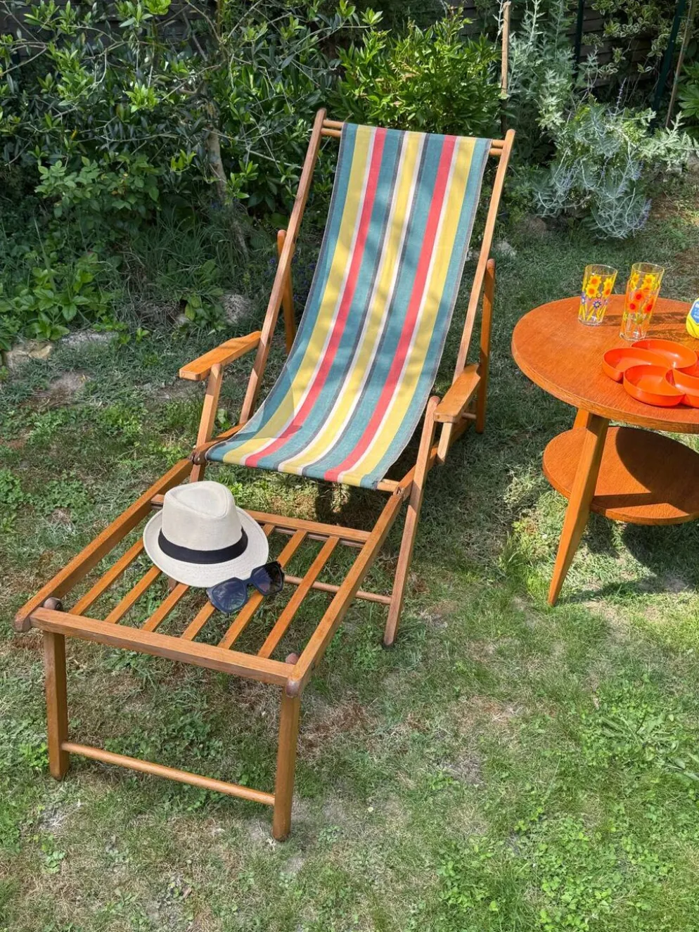 Transat/ chilienne vintage en bois avec repose-pieds — Années 60