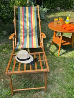 Transat/ chilienne vintage en bois avec repose-pieds — Années 60