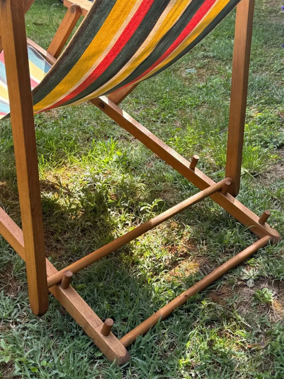 Transat/ chilienne vintage en bois avec repose-pieds — Années 60