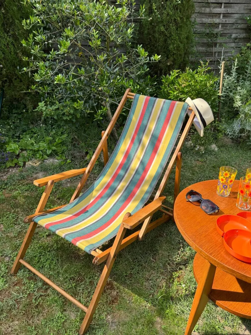 Transat/ chilienne vintage en bois avec repose-pieds — Années 60