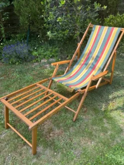 Transat/ chilienne vintage en bois avec repose-pieds — Années 60