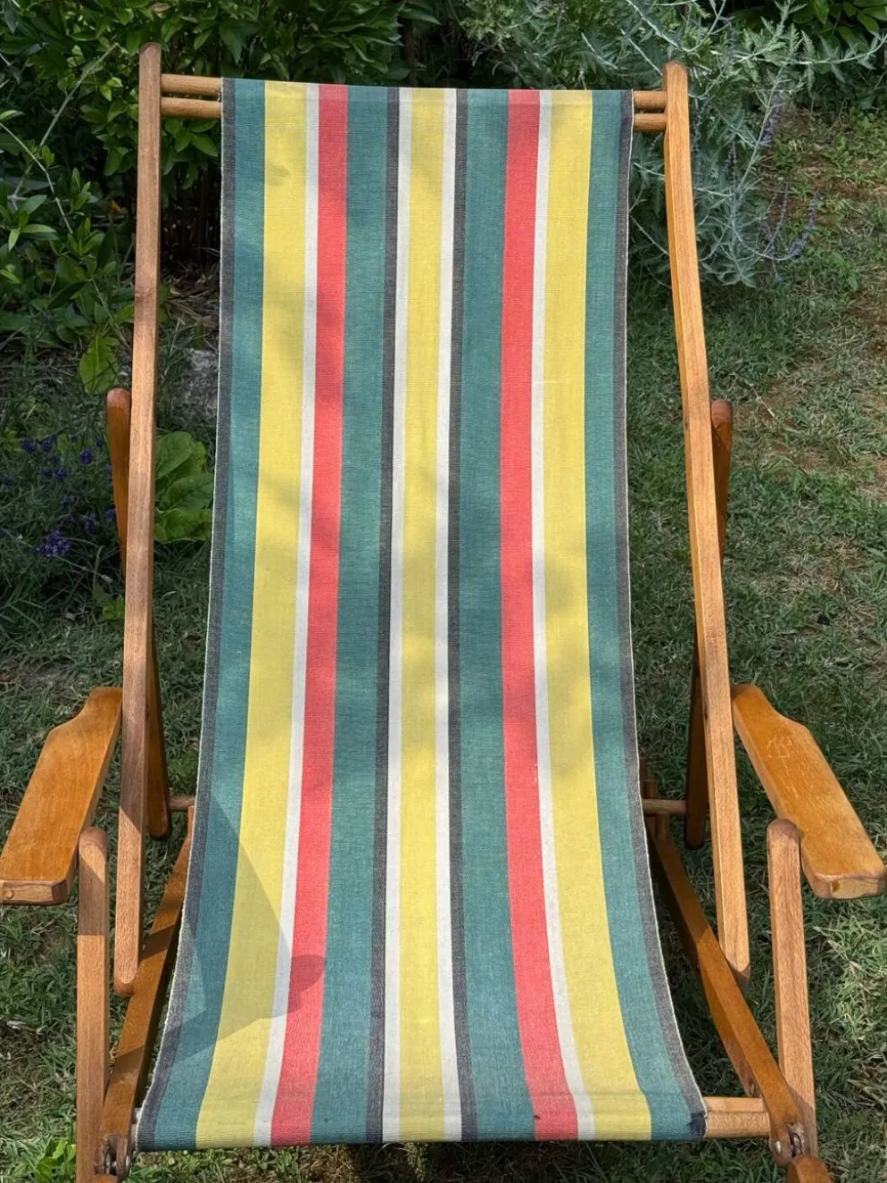 Transat/ chilienne vintage en bois avec repose-pieds — Années 60