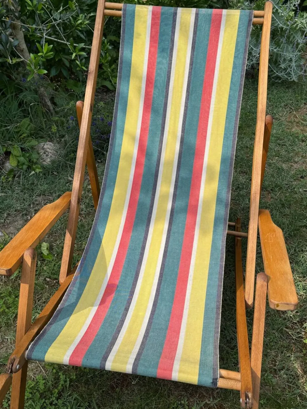 Transat/ chilienne vintage en bois avec repose-pieds — Années 60