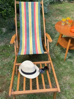 Transat/ chilienne vintage en bois avec repose-pieds — Années 60