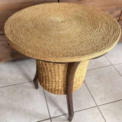 Travailleuse vintage tripode en osier et bois, esprit années 60