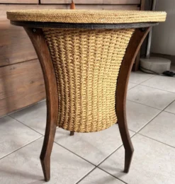 Travailleuse vintage tripode en osier et bois, esprit années 60