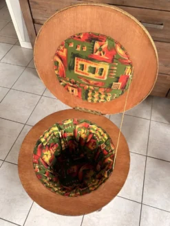 Travailleuse vintage tripode en osier et bois, esprit années 60