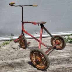 Tricycle enfant métal riveté 1920 • Style urbex