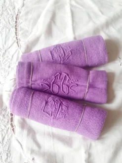 Trio de serviettes anciennes teintes