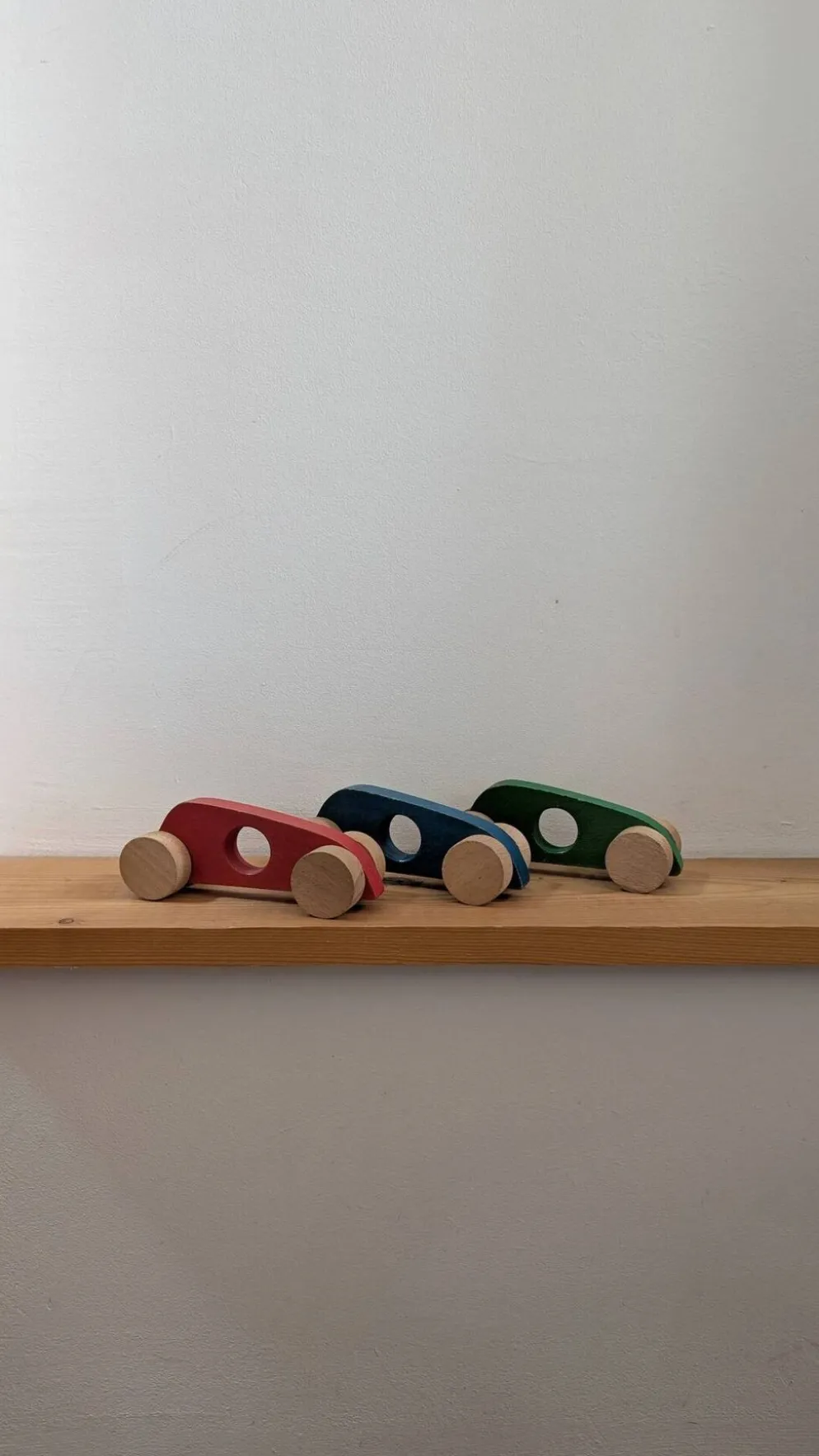 Trio de voitures de course vintage en bois