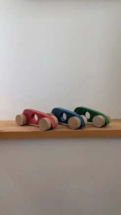 Trio de voitures de course vintage en bois