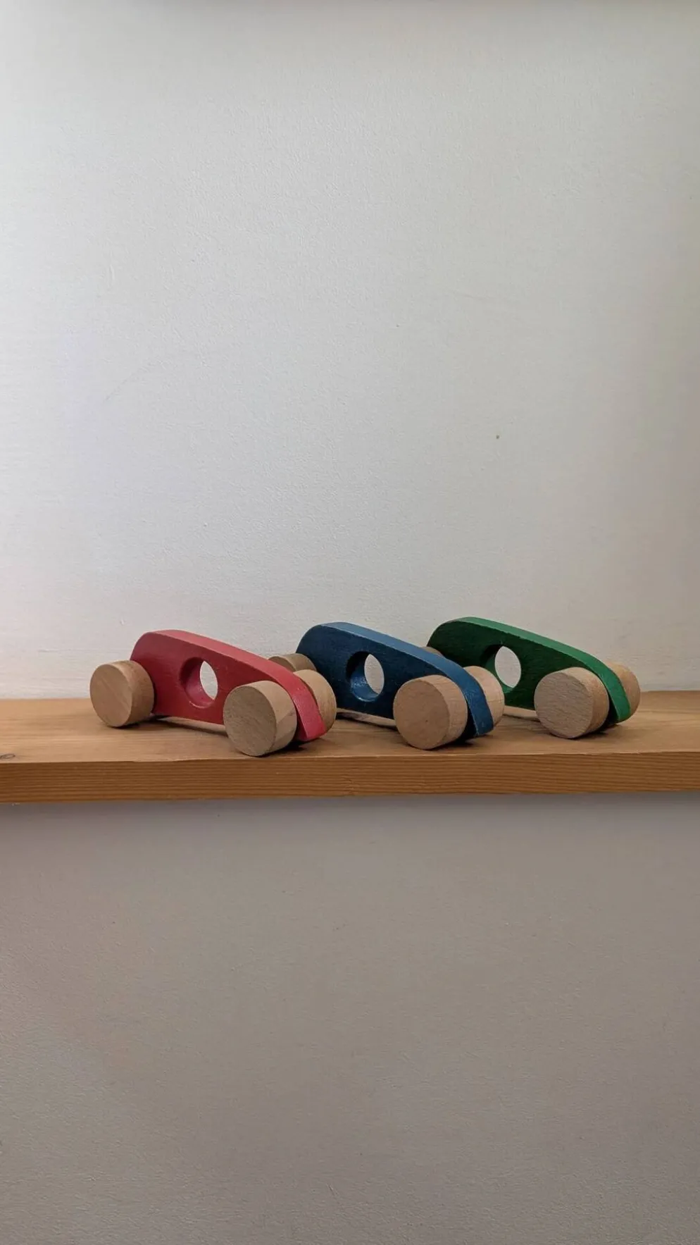 Trio de voitures de course vintage en bois