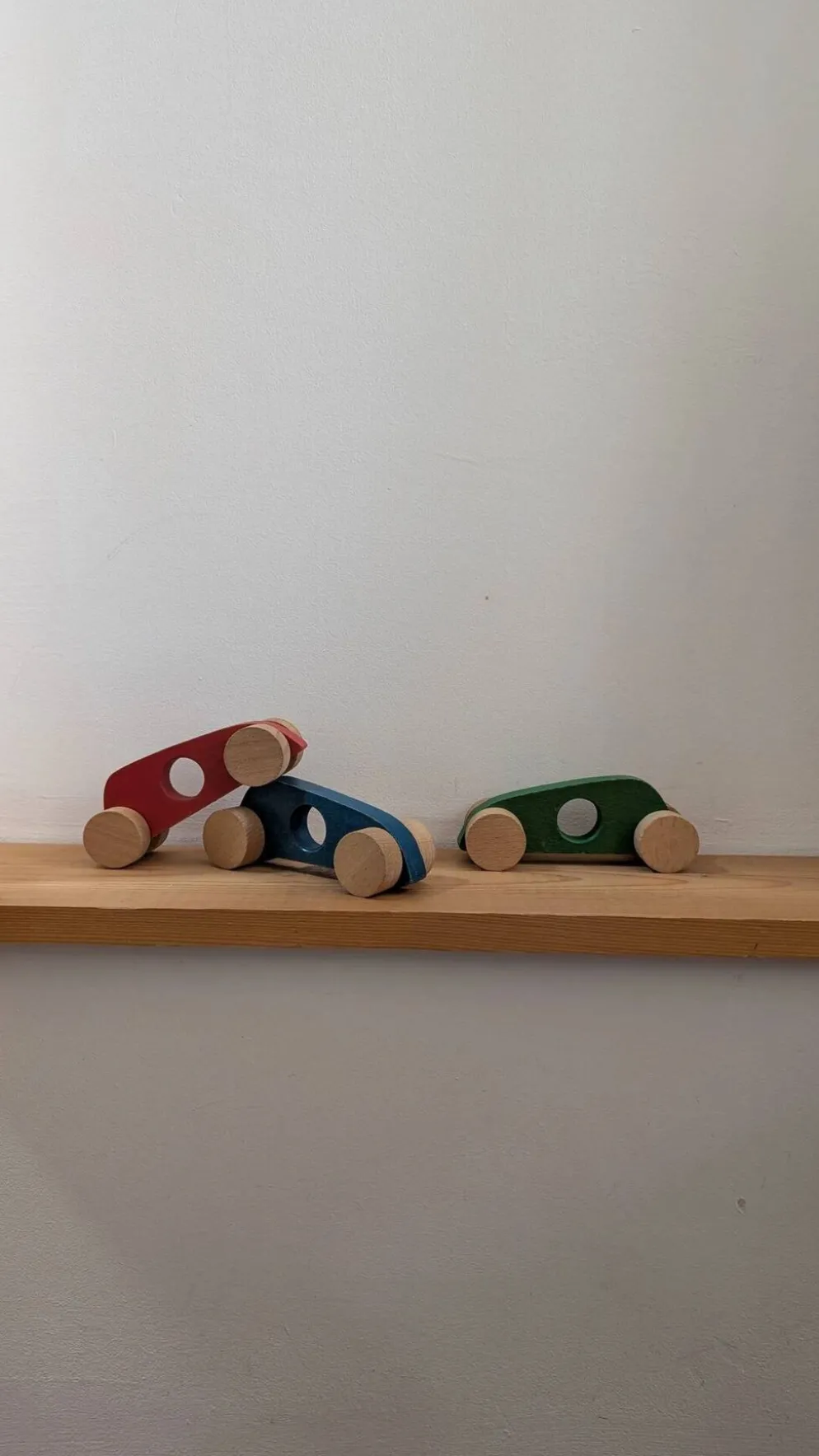 Trio de voitures de course vintage en bois
