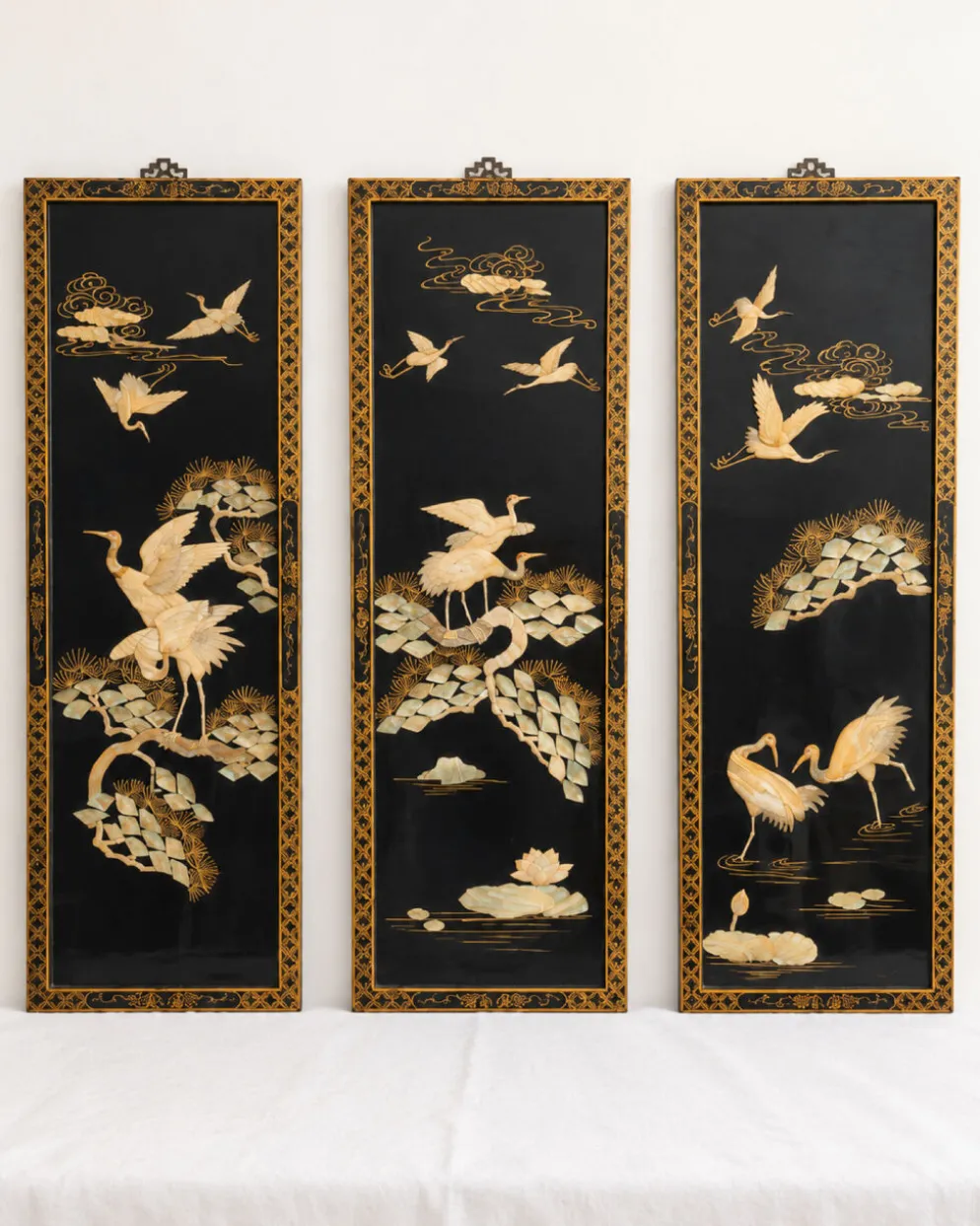 Triptyque chinois vintage en laque noire et nacre – décor de grues
