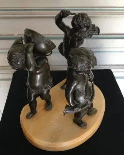 Trois anges musiciens, sculptures en bronze sur socle de marbre