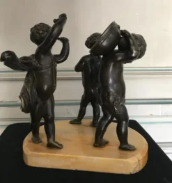 Trois anges musiciens, sculptures en bronze sur socle de marbre