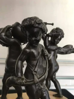 Trois anges musiciens, sculptures en bronze sur socle de marbre