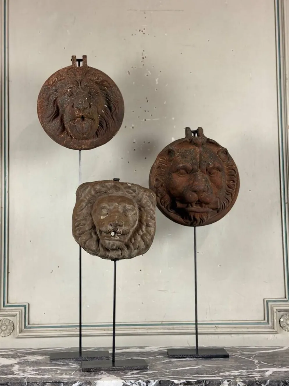 Trois lions cache-boulin, décors de façade en fonte et en terre-cuite, vers 1880