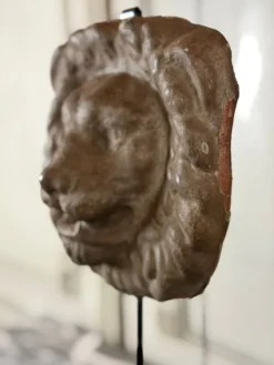 Trois lions cache-boulin, décors de façade en fonte et en terre-cuite, vers 1880