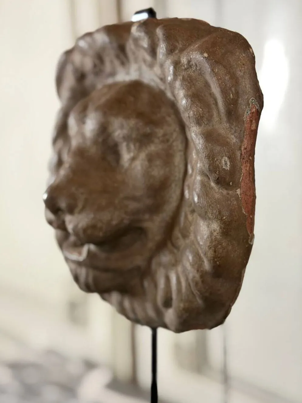 Trois lions cache-boulin, décors de façade en fonte et en terre-cuite, vers 1880