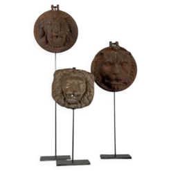 Trois lions cache-boulin, décors de façade en fonte et en terre-cuite, vers 1880