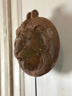 Trois lions cache-boulin, décors de façade en fonte et en terre-cuite, vers 1880