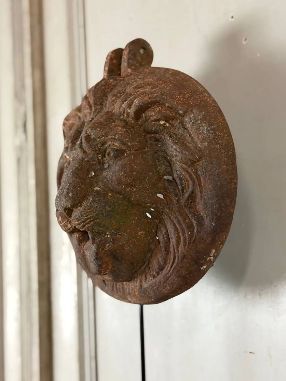 Trois lions cache-boulin, décors de façade en fonte et en terre-cuite, vers 1880