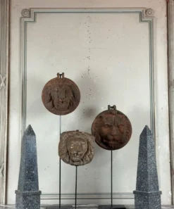 Trois lions cache-boulin, décors de façade en fonte et en terre-cuite, vers 1880