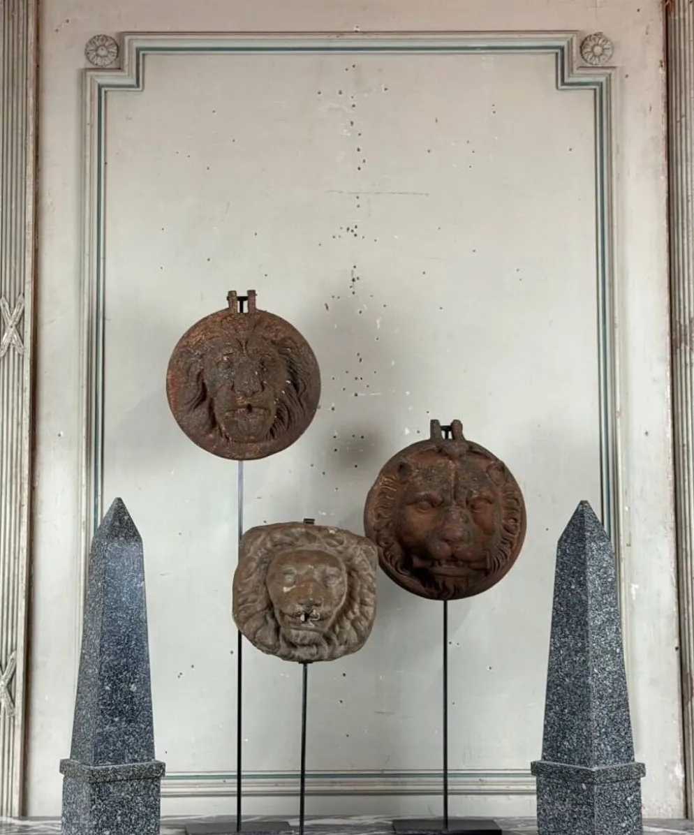 Trois lions cache-boulin, décors de façade en fonte et en terre-cuite, vers 1880