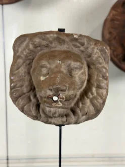 Trois lions cache-boulin, décors de façade en fonte et en terre-cuite, vers 1880