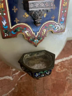 Très beau benitier en émaux cloisonné sur marbre