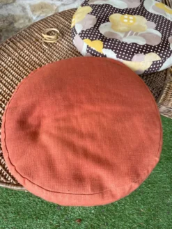Très bel ensemble en rotin vintage: 4 fauteuils et une table(75/57cm).