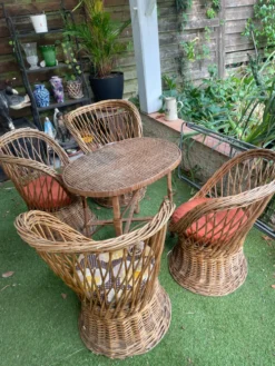 Très bel ensemble en rotin vintage: 4 fauteuils et une table(75/57cm).