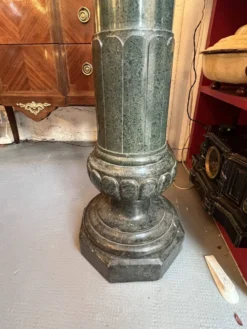 Très belle et ancienne colonne en marbre de couleur vert, datant du XIXe siècle