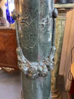 Très belle et ancienne colonne en marbre de couleur vert, datant du XIXe siècle