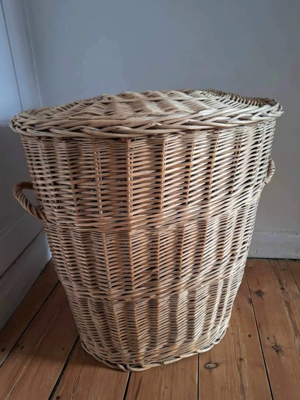 Très grand panier vintage en rotin, décoration rétro osier