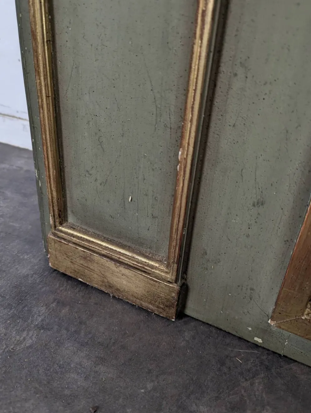 Trumeau Louis XV en bois laqué vert à scène galante