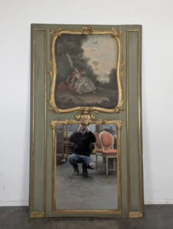 Trumeau Louis XV en bois laqué vert à scène galante