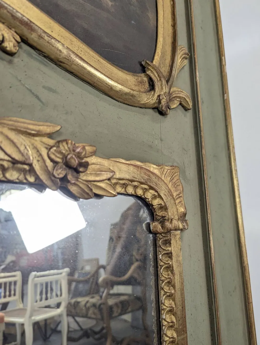Trumeau Louis XV en bois laqué vert à scène galante