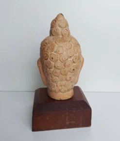 Tête de Bouddha en terre cuite