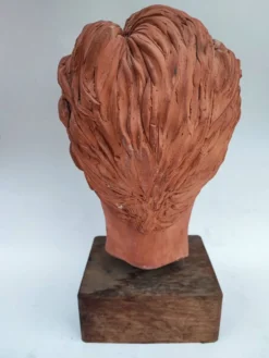 Tête de jeune homme sculptée en terre cuite
